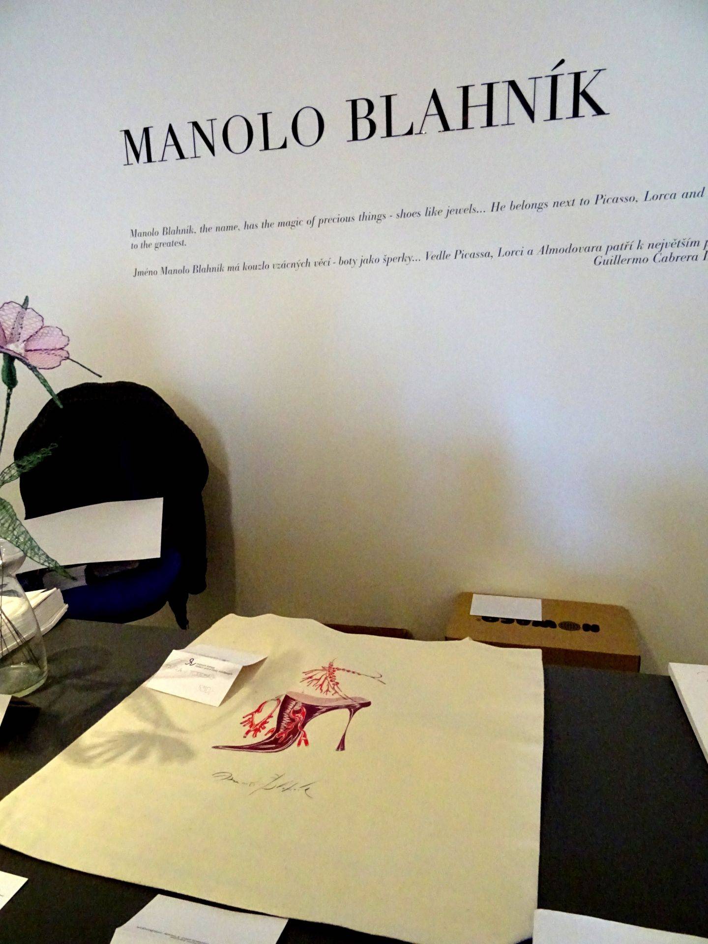 S logem Manolo Blahník - výstava na Kampě